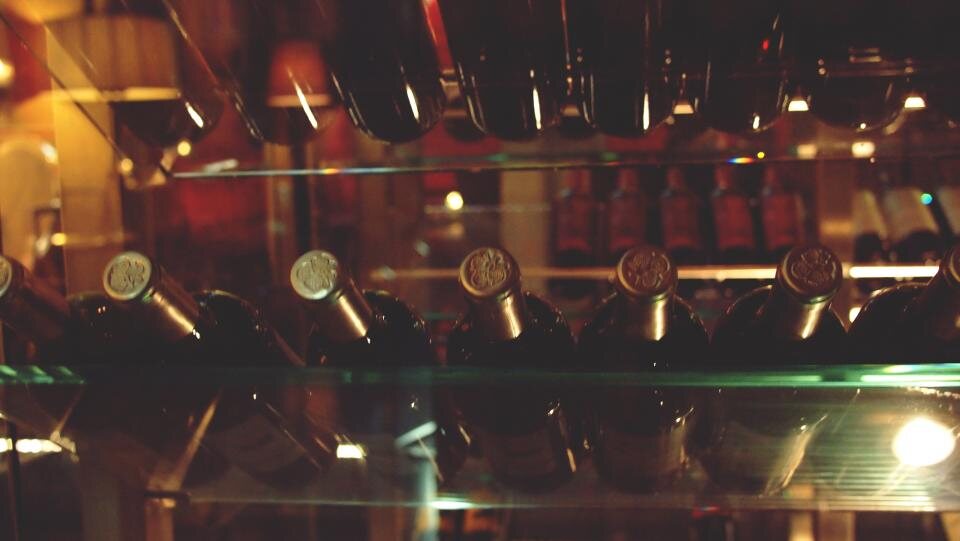 Botellero iluminado tras la barra del restaurante Vespra