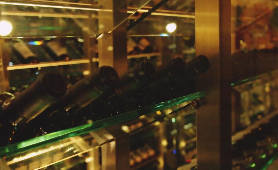 Vinoteca climatizada de Vespra con la selección de vinos de la casa