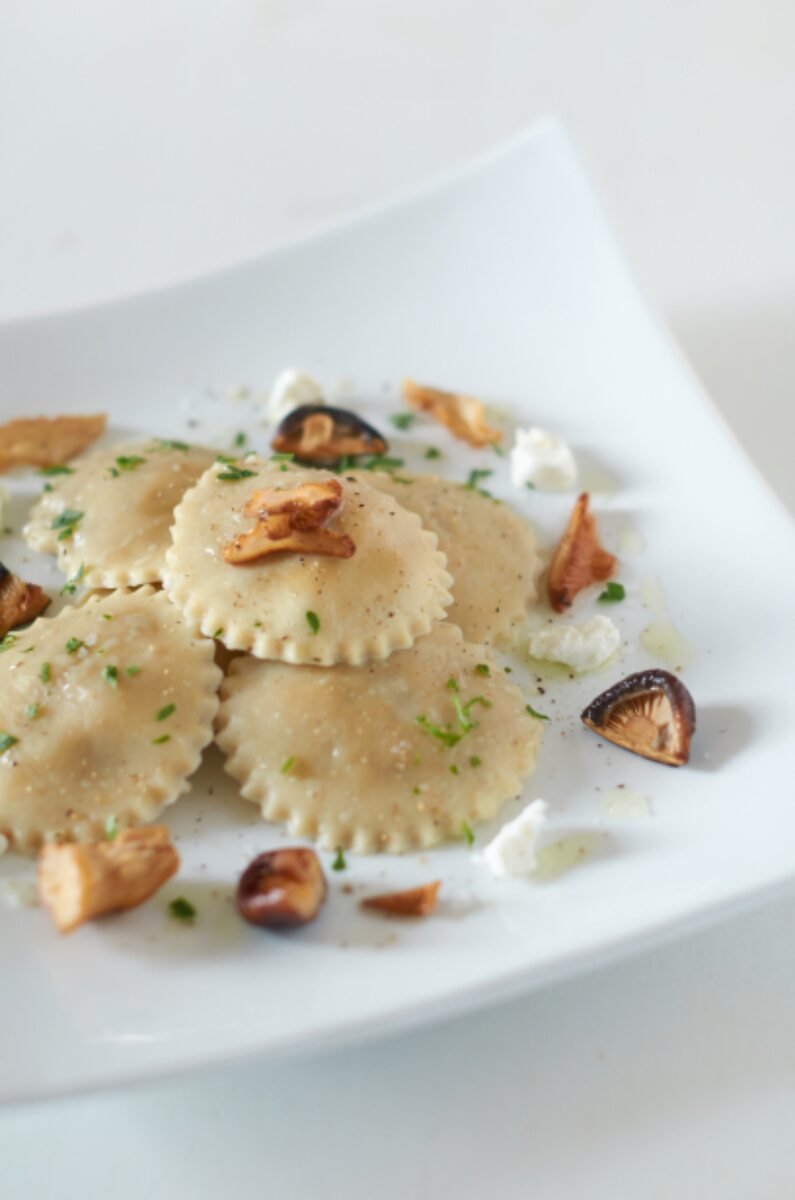 Raviolis rellenos de bogavante con setas y aceite de cebollino