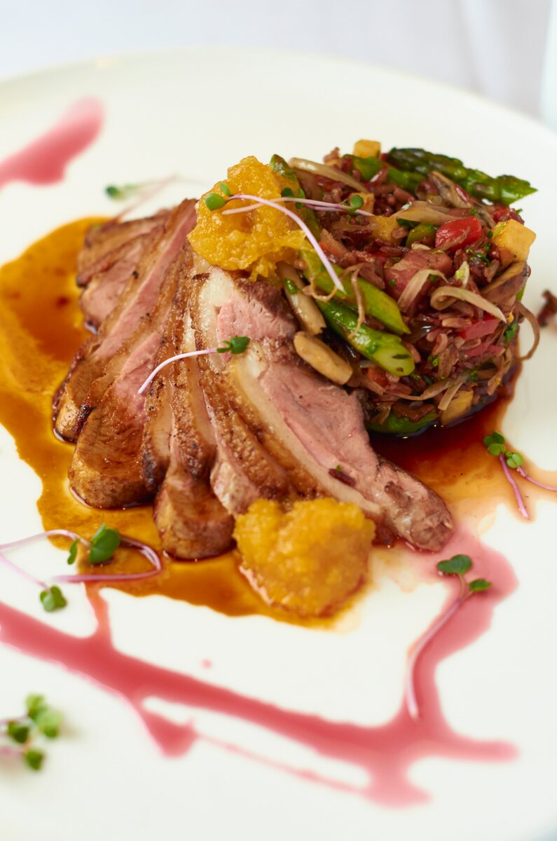 Pichón asado con remolacha y frutos secos sobre el jugo de su asado