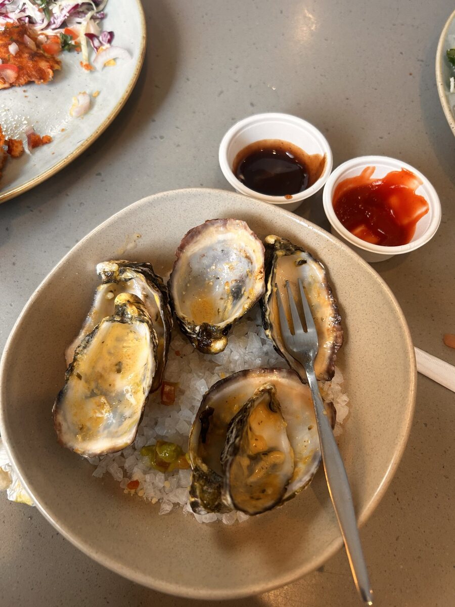 Ostras de Santoña abiertas al momento y servidas con sus salsas