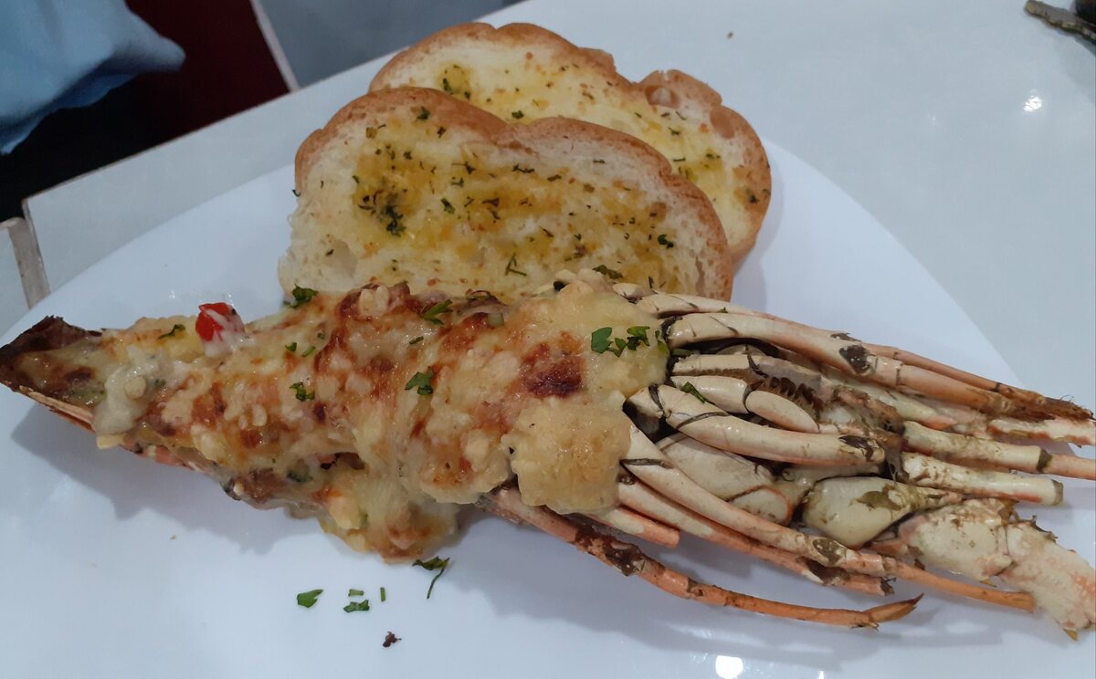 Cigala gratinada con mantequilla de hierbas