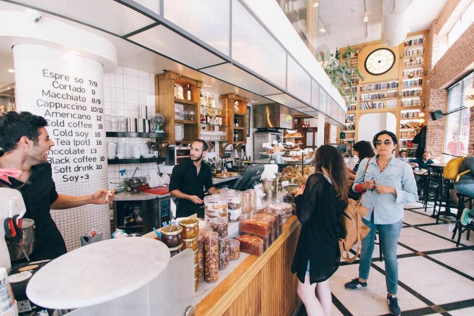 Barra de Ruda con la pizarra de cafés de especialidad