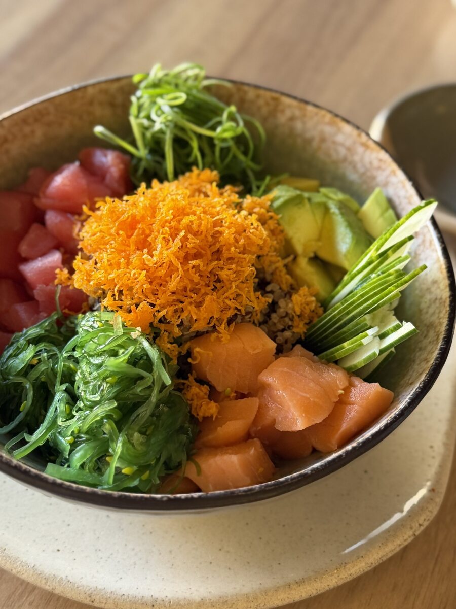 Bol de poke de atún rojo con salmón, alga wakame y aguacate