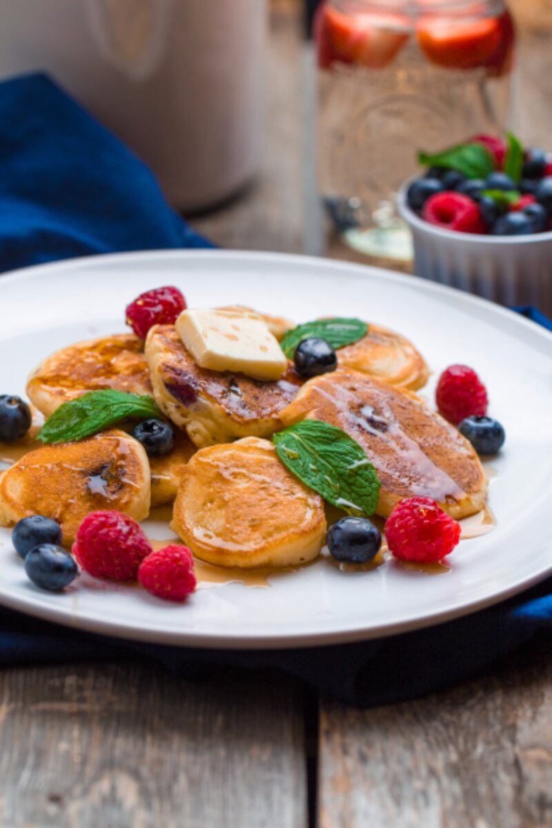 Tortitas de suero con arándanos, frambuesas y menta fresca
