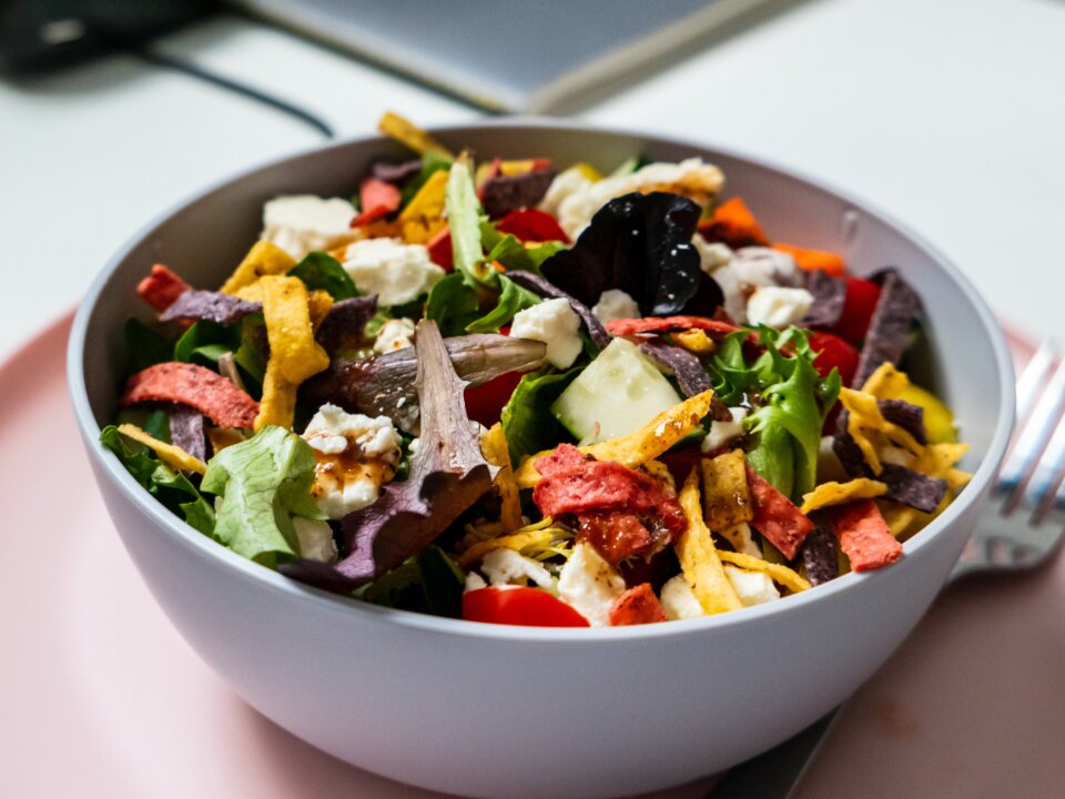 Ensalada de temporada con queso fresco, tomate y frutos secos