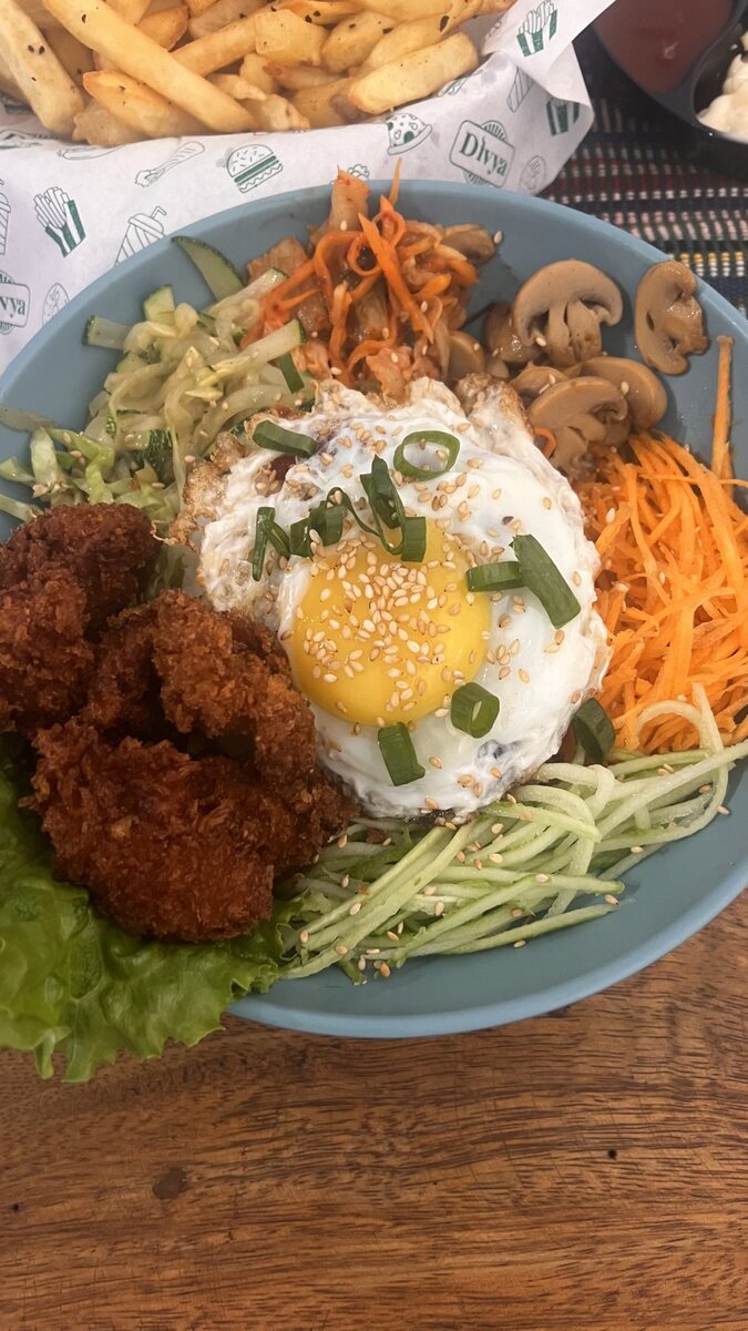 Pollo crujiente con huevo frito, zanahoria encurtida y cebollino