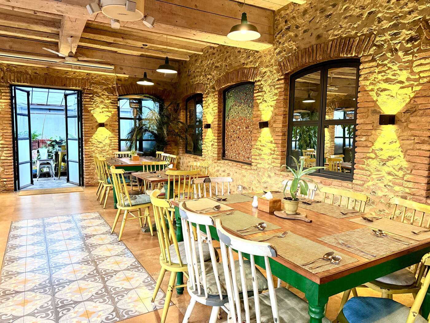 Sala de Casa Berrocal con muros de piedra y suelo de baldosa hidráulica