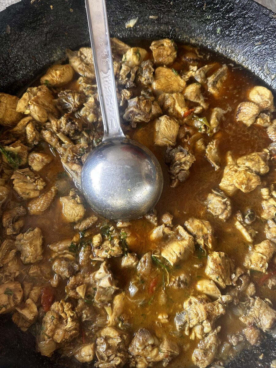Caldereta de cordero servida con el cucharón desde la cazuela