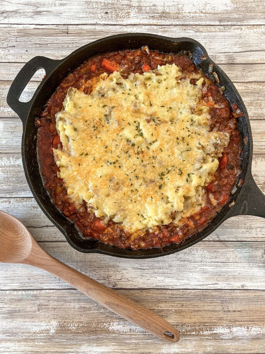 Guiso gratinado al horno en sartén de hierro fundido