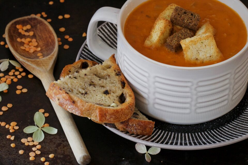 Sopa de tomate a la extremeña con picatostes de pan del día