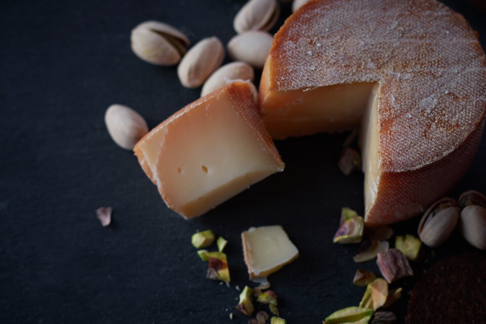 Torta del Casar y queso curado acompañados de pistachos