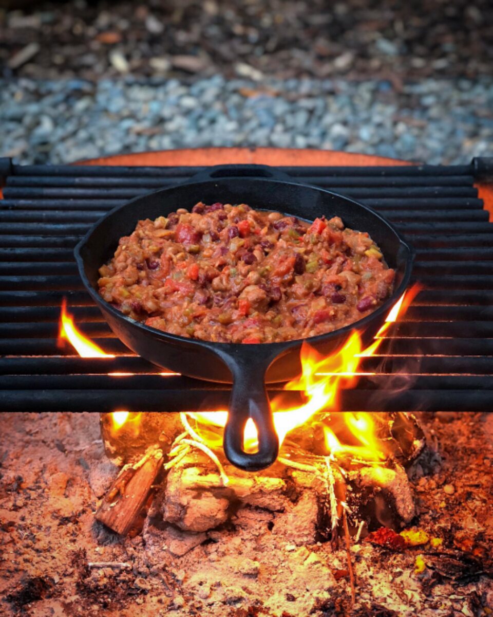 Sofrito de la caldereta hecho a fuego de leña en sartén de hierro